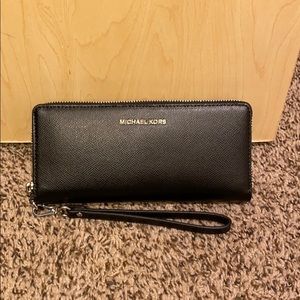 Micheal Kors Leather Continental Wristlet